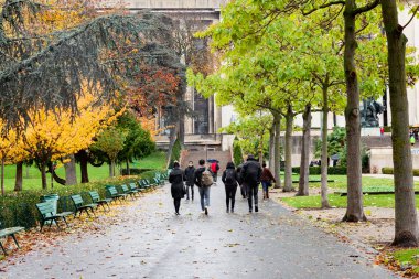 yağmur altında Paris sokaklarında yürürken Eyfel Kulesi