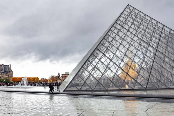Sotto Pioggia Passeggiando Strade Parigi Louvre — Foto Stock