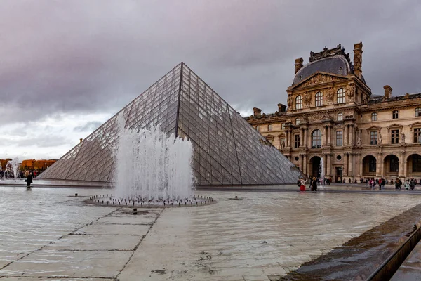 Rain Walking Streets Paris Louvre — стоковое фото