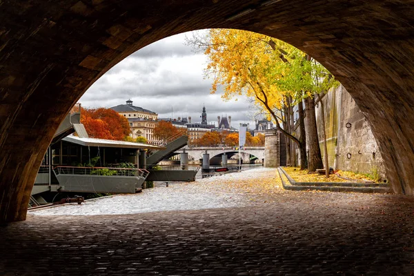 Sob Chuva Caminhando Pelas Ruas Paris Ile Notre Dame — Fotografia de Stock