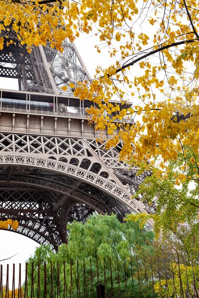 Deszczu Spacerując Ulicach Paryża Wieży Eiffla — Zdjęcie stockowe