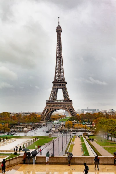 Bajo Lluvia Caminando Por Las Calles París Torre Eiffel — Foto de Stock