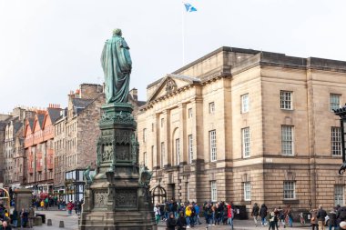 Centrale sokak o Edimburgo - Parlament kare için