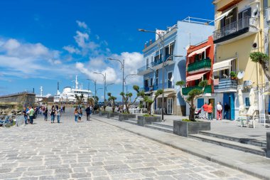 Phlegrean bölgesinde yürüyorum.