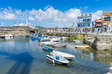 Phlegrean bölgesinde yürüyorum.