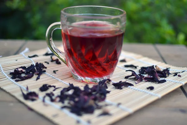 Рекомендований чай з квітів гібіскусу. Концепція здоров'я, дієти, миру, Ліцензійні Стокові Зображення