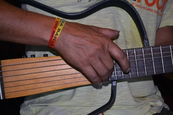 Бразильський Samba рок-гітарист крупним планом Ліцензійні Стокові Фото