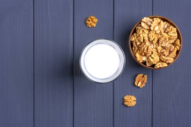 Süt bardakta, ceviz kasede. 