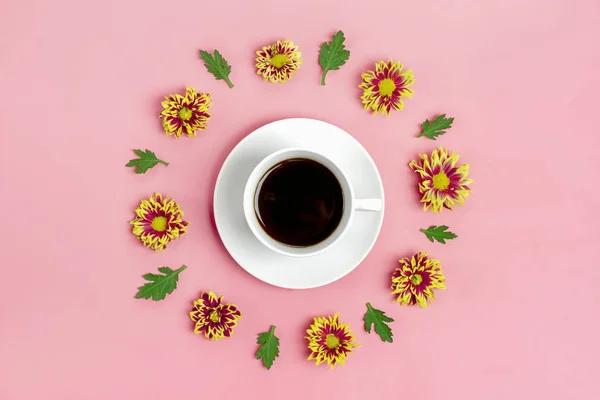 Vit Kopp Med Americano Kaffe Och Runda Blommig Ram Rosa — Stockfoto
