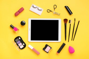 Tablet, profesyonel dekoratif kozmetik seti, makyaj malzemeleri ve sarı arka planda izole edilmiş moda pembe renk aksesuarları Güzellik, moda, parti, alışveriş konsepti Düz kompozisyon.