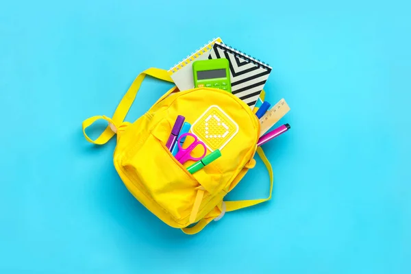 Volta Escola Conceito Educação Mochila Amarela Com Material Escolar Caderno — Fotografia de Stock