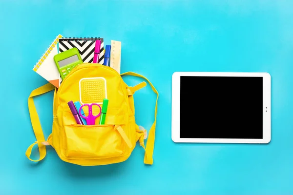 Volta Escola Conceito Educação Mochila Amarela Com Material Escolar Caderno — Fotografia de Stock