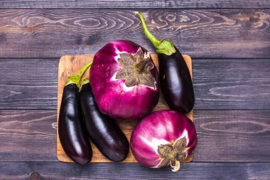 Mavi plakalı mor patlıcan ahşap arka planda Üst görünüm Rustik tarzında