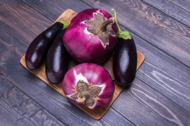 Mavi plakalı mor patlıcan ahşap arka planda Üst görünüm Rustik tarzında