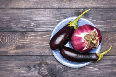 Mavi plakalı mor patlıcan ahşap arka planda Üst görünüm Rustik tarzında