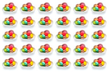 Renkli şekerler - beyaz arka planda izole edilmiş bulutlu mini renkli badem kurabiyesi. Top View yatıyordu. Sağlıksız ve lezzetli yiyecek yaratıcı konsept..