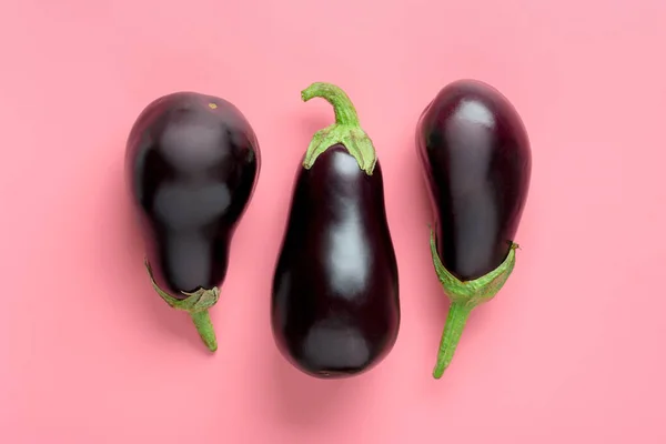 Fräsch och rå lila Eggplant isolerad på rosa bakgrund Recept från Eggplant Flat lay Ovanifrån Mock up Rustik stil Kreativa koncept — Stockfoto
