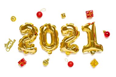 Altın folyo balonları numarası 2021, Noel ağacı, kutu, toplar için renkli oyuncaklar, beyaz ahşap arka planda izole edilmiş çan düz kompozisyon yeni yıl konsepti Mutlu Noeller kartı