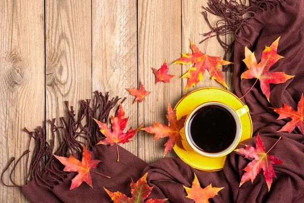 Kopp Med Svart Kaffe Brun Textil Halsduk Träbord Med Röd — Stockfoto