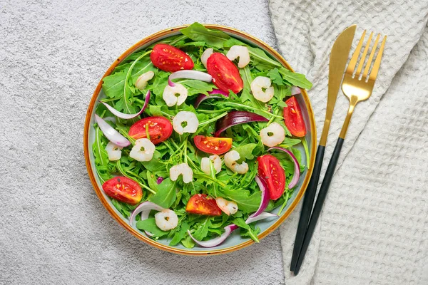 地中海饮食菜单概念健康的新鲜蔬菜沙拉 西红柿 牛油果 紫色洋葱 酱油和芝麻籽放在盘子里 放在灰色混凝土桌子上 — 图库照片