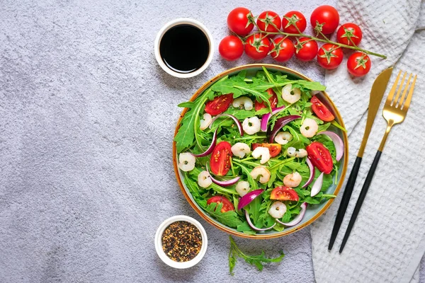 Mediterraan Dieetconcept Gezonde Salade Van Verse Groenten Tomaten Arugula Paarse — Stockfoto