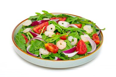 Akdeniz diyet menüsü konsepti taze sebzelerden oluşan sağlıklı salata - domates, roka, mor soğan, karides, soya sosu ve susam tohumları beyaz ahşap masa vegan gıdası düz bir görünüm sergiliyor.