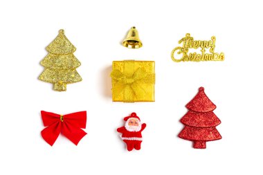 Kırmızı ve altın hediye kutularının kompozisyonu, çan, yay, top, süslemeler, Noel Baba beyaz arka planda izole edilmiş yeni yıl 2020, Mutlu Noeller konsepti Düz.