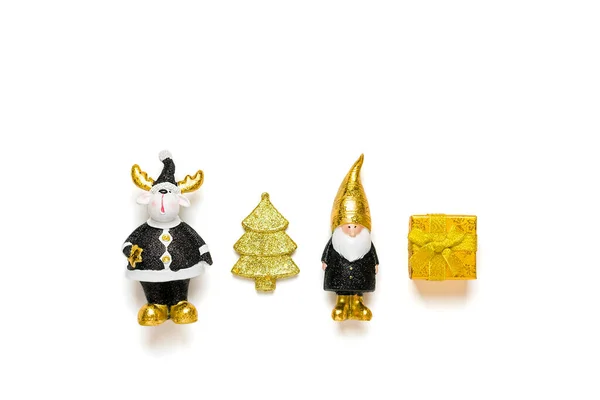 Elfo, veado, caixa de presente, bugiganga decorada com brilho dourado em preto, cor dourada isolada no fundo branco. Feliz Ano Novo, conceito de Feliz Natal cartão de férias Flat lay Top view estilo escandinavo — Fotografia de Stock