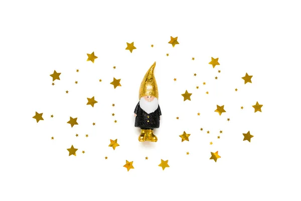 하얀 배경에 분리되어 검은 색, 황금빛으로 반짝 이는 별들로 장식 된 요정. Happy New Year, Merry Christmas concepts Holiday card Flat lay Top view Scandinavian style — 스톡 사진