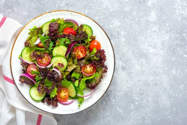 Sağlıklı Sebze Salatası Kiraz Domatesleri Salatalık Dilimleri Yeşil Mor Marul — Stok fotoğraf