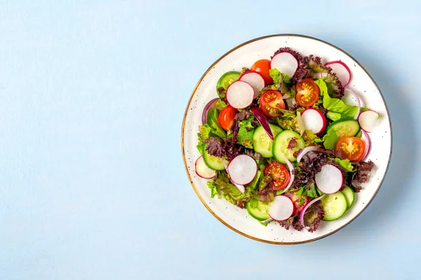 Gezonde Groentesalade Van Kerstomaten Komkommerschijfjes Groene Paarse Sla Bladeren Uien — Stockfoto