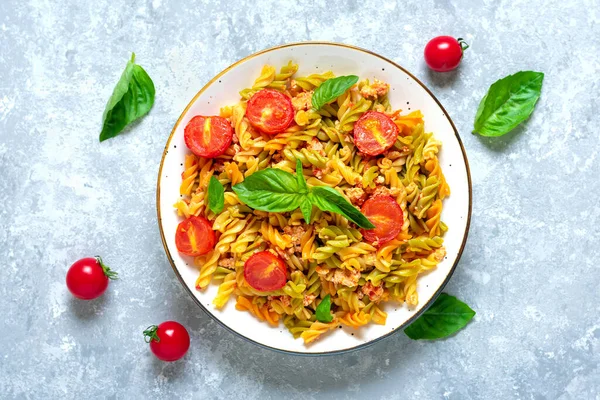 Fusilli Pasta Italiana Clásica Trigo Duro Con Carne Pollo Tomates — Foto de Stock