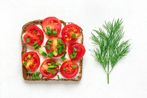 Sándwich Para Desayuno Rebanada Pan Integral Oscuro Queso Crema Tomates —  Fotos de Stock