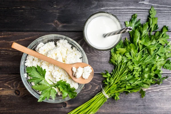 Taze ev yapımı yoğurt, süzme peynir yoğurt, yoğurt, kefir, ayran, ahşap arka planda otlar bulunan cam kaplama Lassi, Probiyotik soğuk mayalanmış süt içeceğini kopyala..