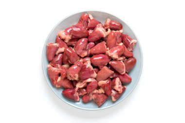 Beyaz arka planda izole edilmiş çiğ tavuk kalbi. Düz tabaka, sağlıklı yemek pişirmeye hazır..