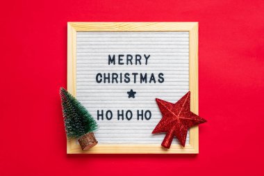 Yıldız, ağaç, beyaz keçeli tahtanın yeni yıl kompozisyonu Mutlu Noeller, ho ho ho kırmızı zemin üzerinde Noel kartı Xmas konsepti.