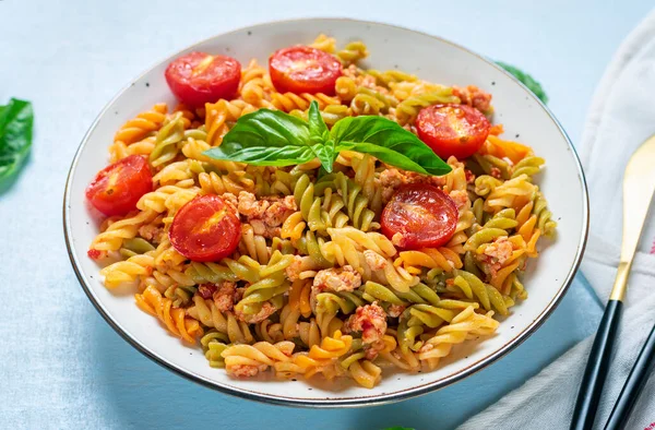 Fusilli Pasta Italiana Clásica Trigo Duro Con Carne Pollo Tomates — Foto de Stock
