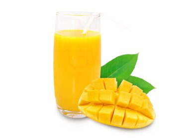 Bir bardak mango suyu kesme yolu ile beyaz arkaplanda% 100 izole.