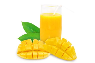 Bir bardak mango suyu kesme yolu ile beyaz arkaplanda% 100 izole.