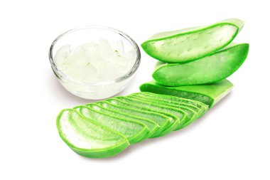 Taze Aloe vera kırpma yolu ile beyaz arkaplanda izole edildi.