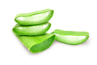 Taze Aloe vera kırpma yolu ile beyaz arkaplanda izole edildi.
