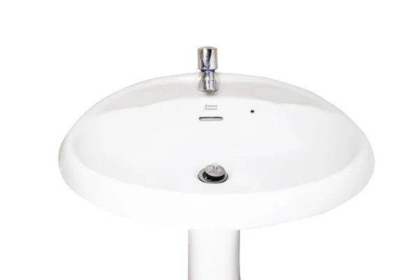 Banyo lavabosu kesme yolu olan beyaz arkaplanda izole edilmiş..