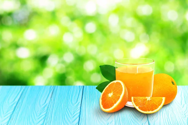 Ποτήρι Χυμό Πορτοκαλιού 100 Φρέσκες Φέτες Πορτοκαλιού Μπλε Ξύλινο Φόντο — Φωτογραφία Αρχείου