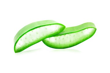 Taze Aloe vera kırpma yolu ile beyaz arkaplanda izole edildi.