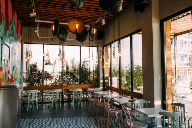 Güneşli bir günde sabahın köründe boş bir kafe.