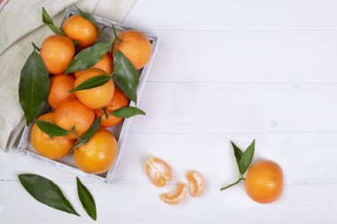 Beyaz arkaplanda mandalinalar.