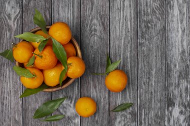 Koyu ahşap zemin üzerine mandalina.