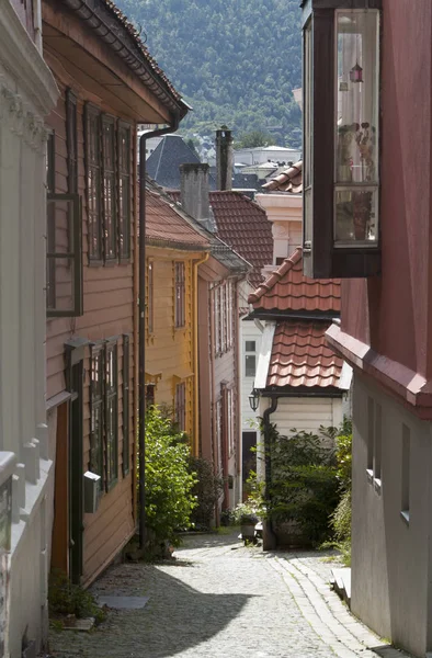 Cobble strada lapidata e tradizionali vecchie case colorate nella parte vecchia della città di Bergen, Norvegia, luglio, 2012 — Foto Stock