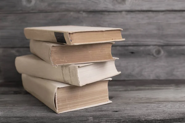 Pila de libros antiguos sobre fondo de madera — Foto de Stock