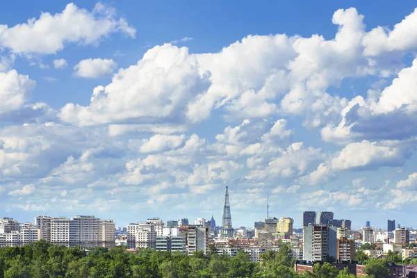 Gün ışığı ve güzel bulutlu gökyüzü sırasında Cityscape